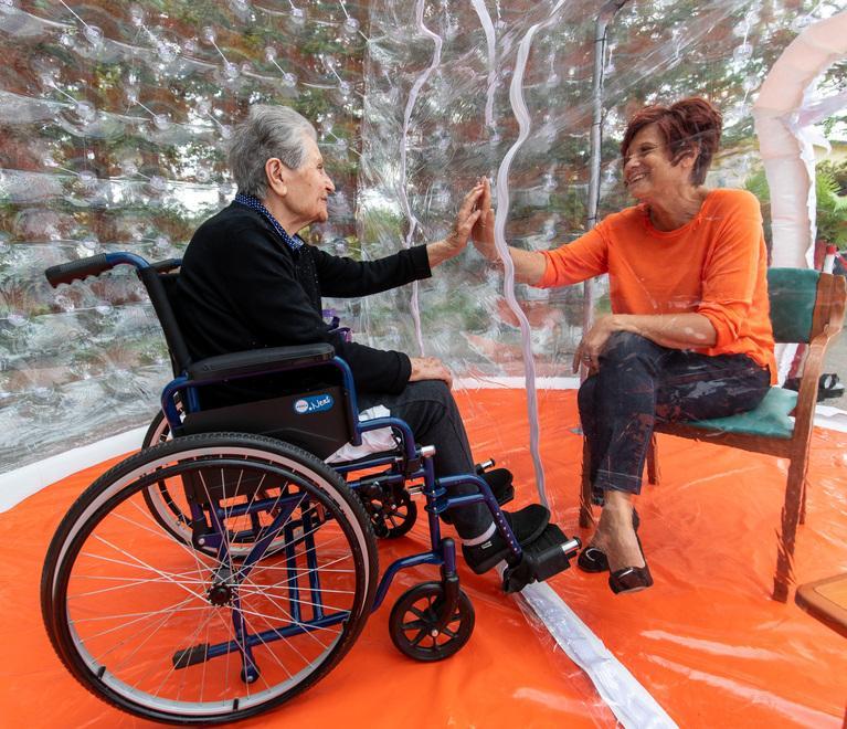Le case protette riaprono ai parenti, a Migliaro i nonni entrano nell’igloo 