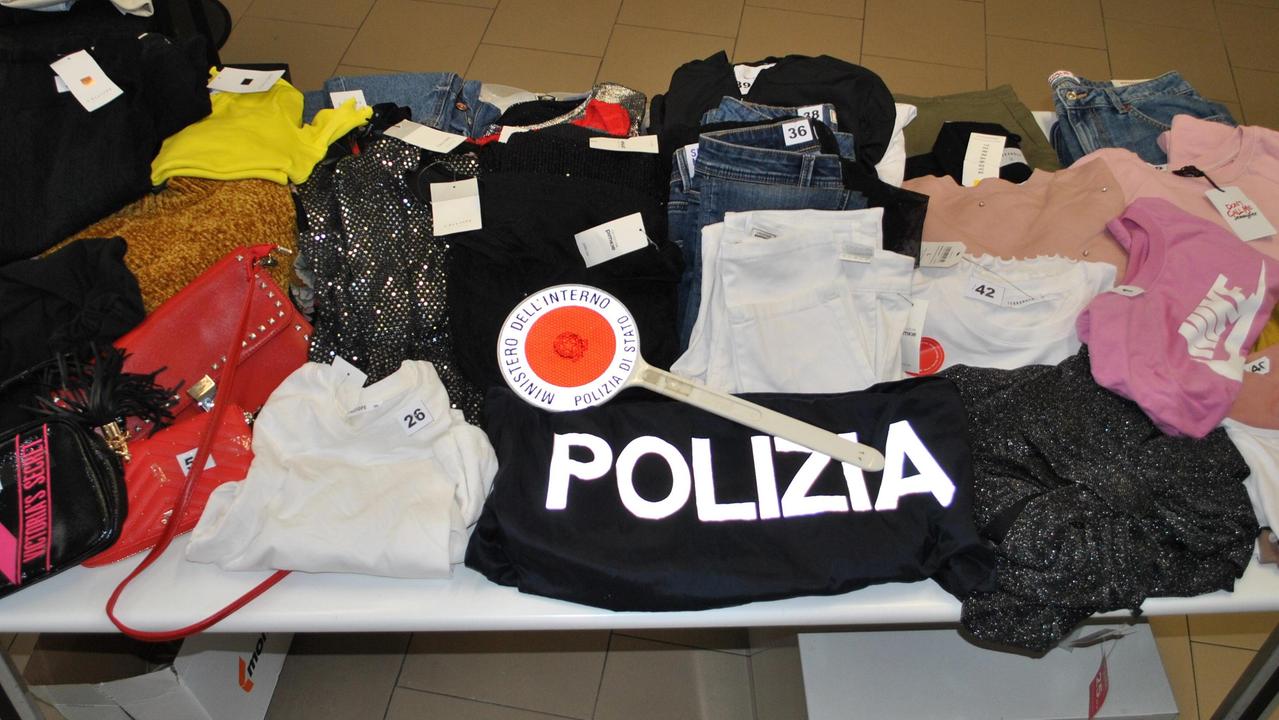 Si era rifatta il guardaroba con borse e abiti rubati, denunciata