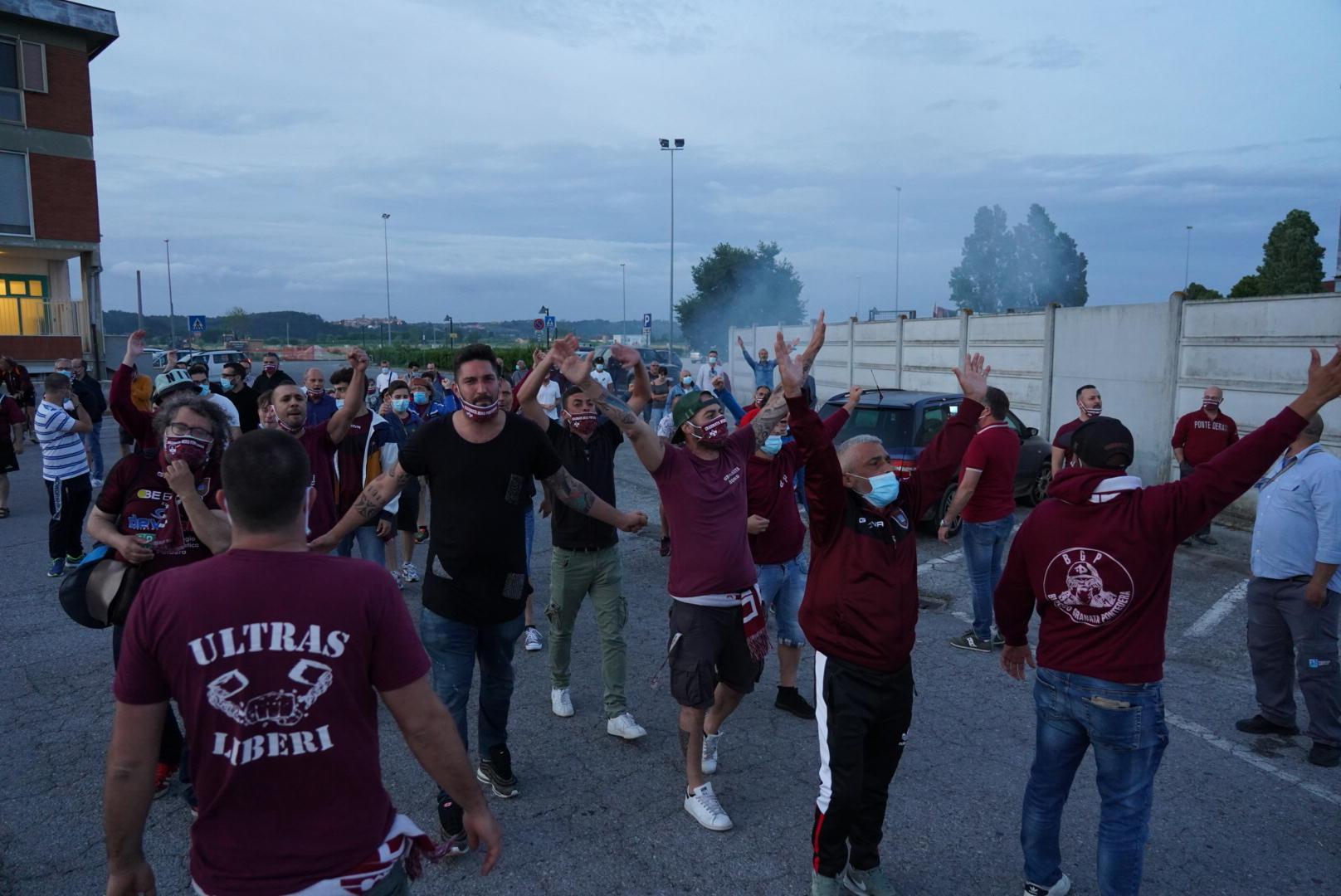 La contestazione di lunedì 15 giugno dei tifosi granata (Foto Franco Silvi)