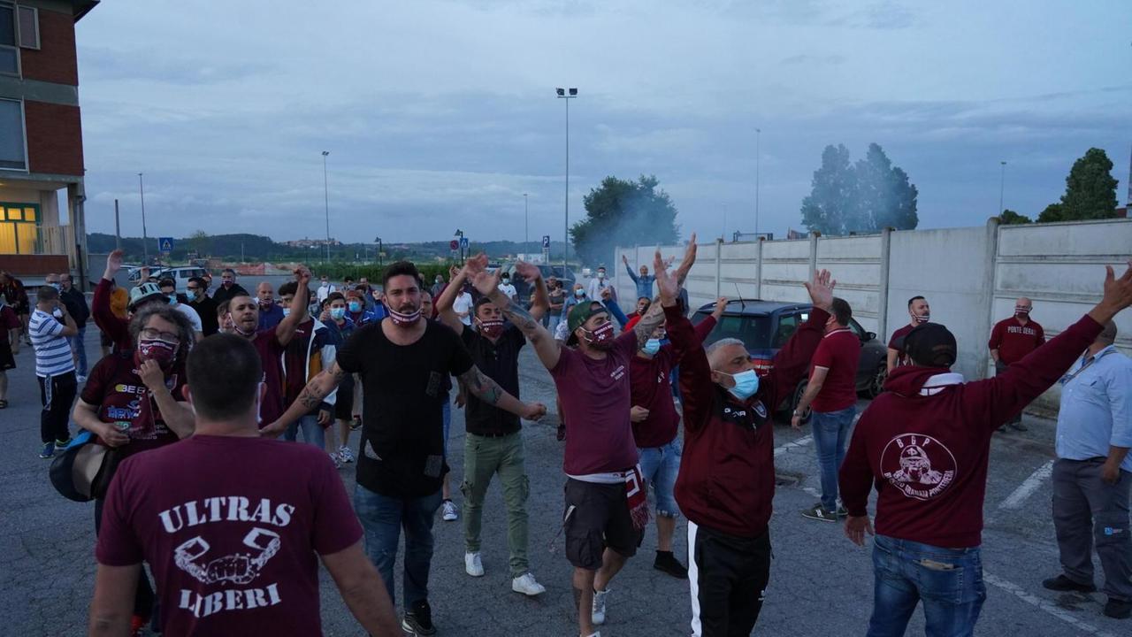 La contestazione di lunedì 15 giugno dei tifosi granata (Foto Franco Silvi)