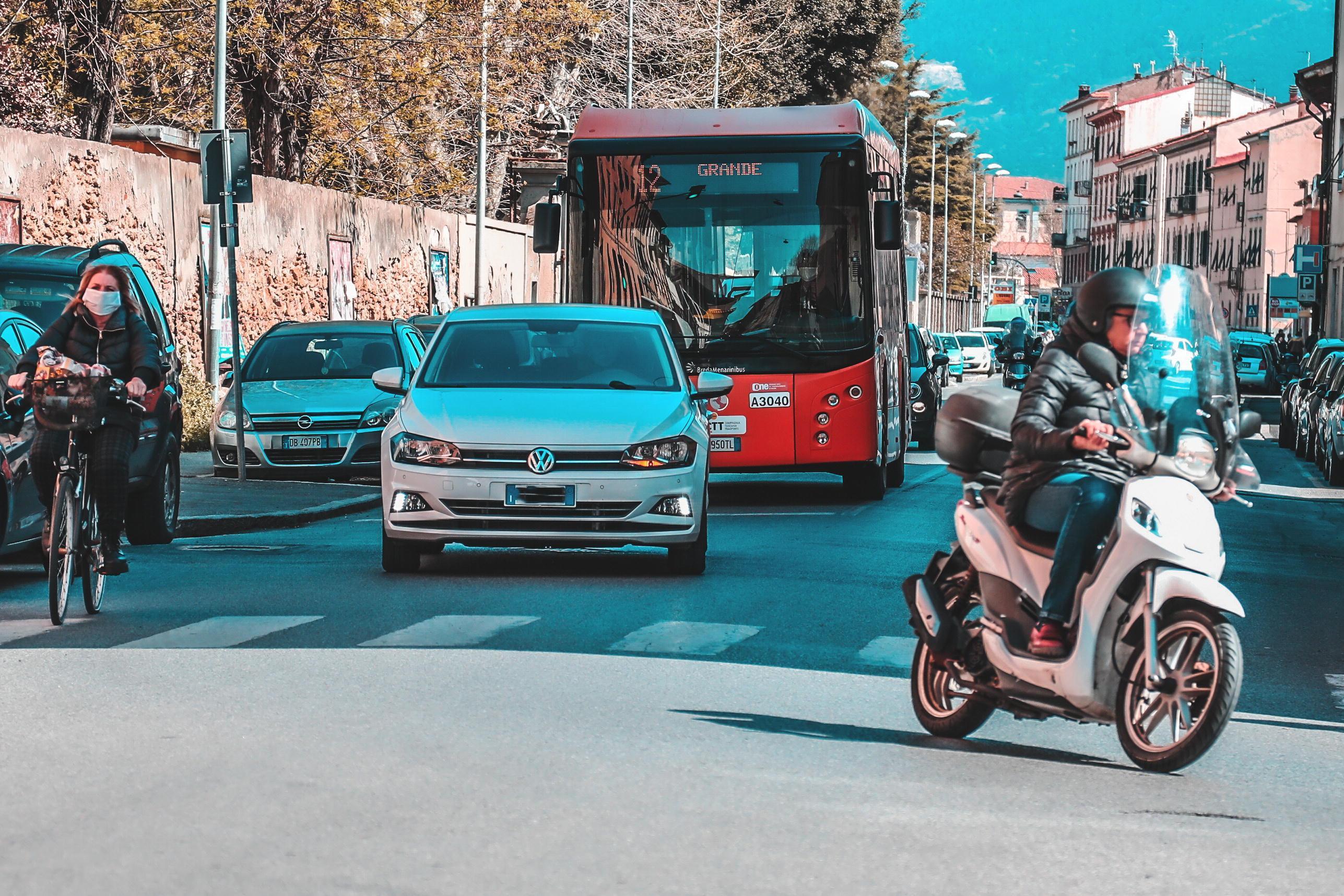 Il Comune frena auto e scooter sulle strade, ecco il piano per ridurre i limiti di velocità 