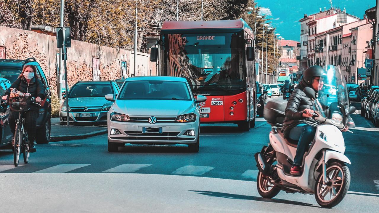 Il Comune frena auto e scooter sulle strade, ecco il piano per ridurre i limiti di velocità