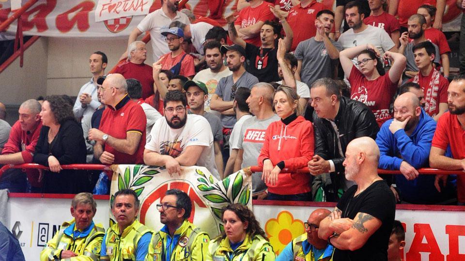 La curva dei tifosi biancorossi al PalaCarrara