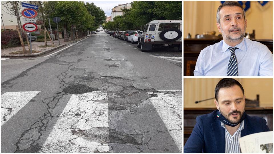 Le condizioni del manto stradale di viale Amendola, una delle 10 strade sottoposte a lavori di ripristino, l’assessore Alessandro Sartoni e il sindaco Luca Baroncini