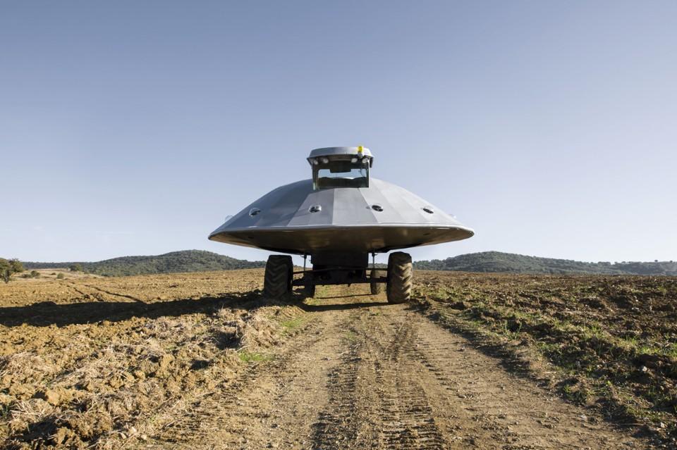 La mietitrebbia trasformata in astronave dall'artista Moira Ricci pronta al decollo sulla “pista” delle campagne di San Donato
