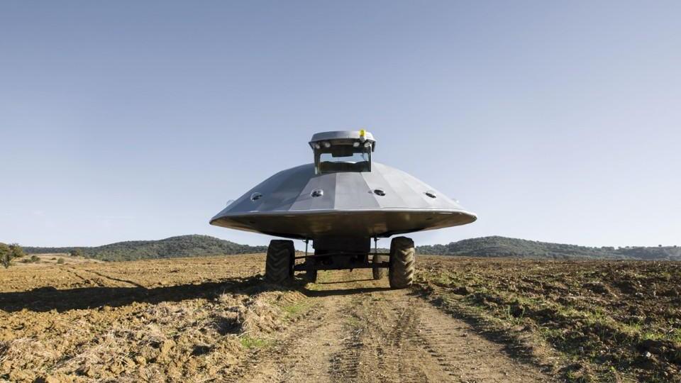 La mietitrebbia trasformata in astronave dall'artista Moira Ricci pronta al decollo sulla “pista” delle campagne di San Donato