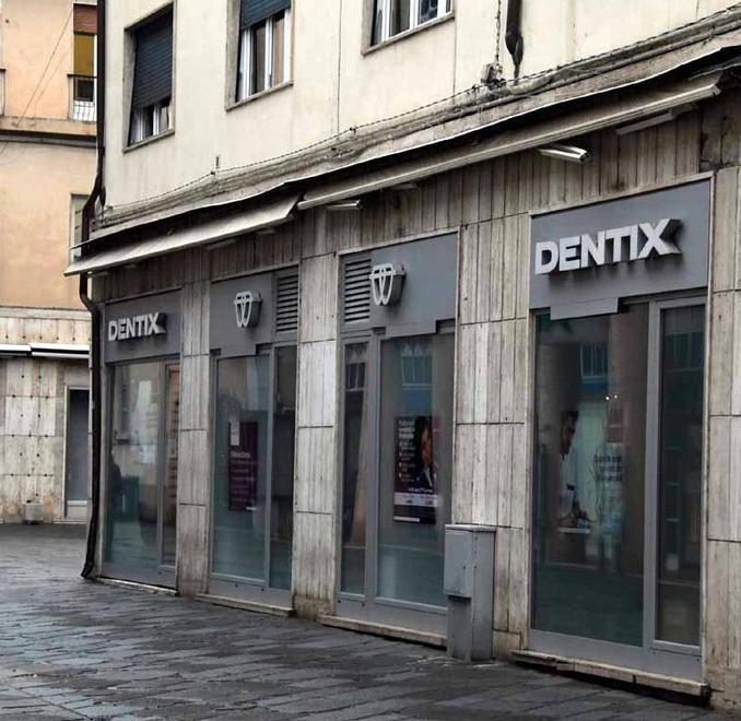 Porte chiuse allo studio Dentix di piazza Bertagnini