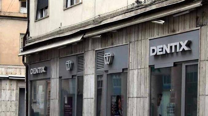 Porte chiuse allo studio Dentix di piazza Bertagnini