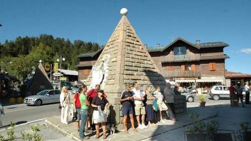 Un gruppo di turisti in piazza delle Piramidi ad Abetone (Foto d'archivio)
