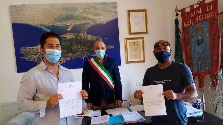 Da sinistra il maresciallo Fiorini, il sindaco Borghini e il bagnino Bertelli