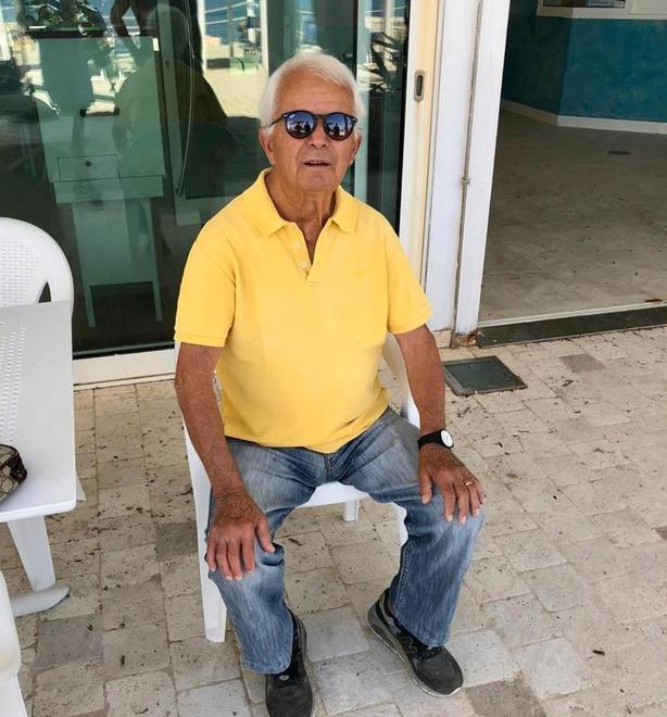 Sinibaldo Toncelli seduto di fronte al Verde Riviera