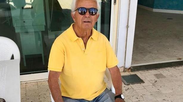 Sinibaldo Toncelli seduto di fronte al Verde Riviera
