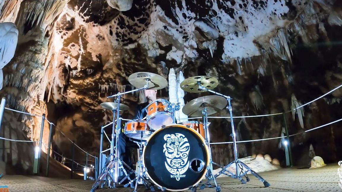 Iglesias, un video musicale dentro le grotte di Santa Barbara per promuovere il turismo