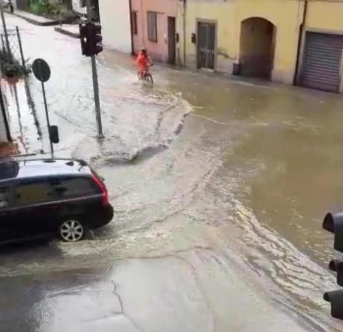 Bomba d’acqua su Pescia: allagamenti e strade chiuse 
