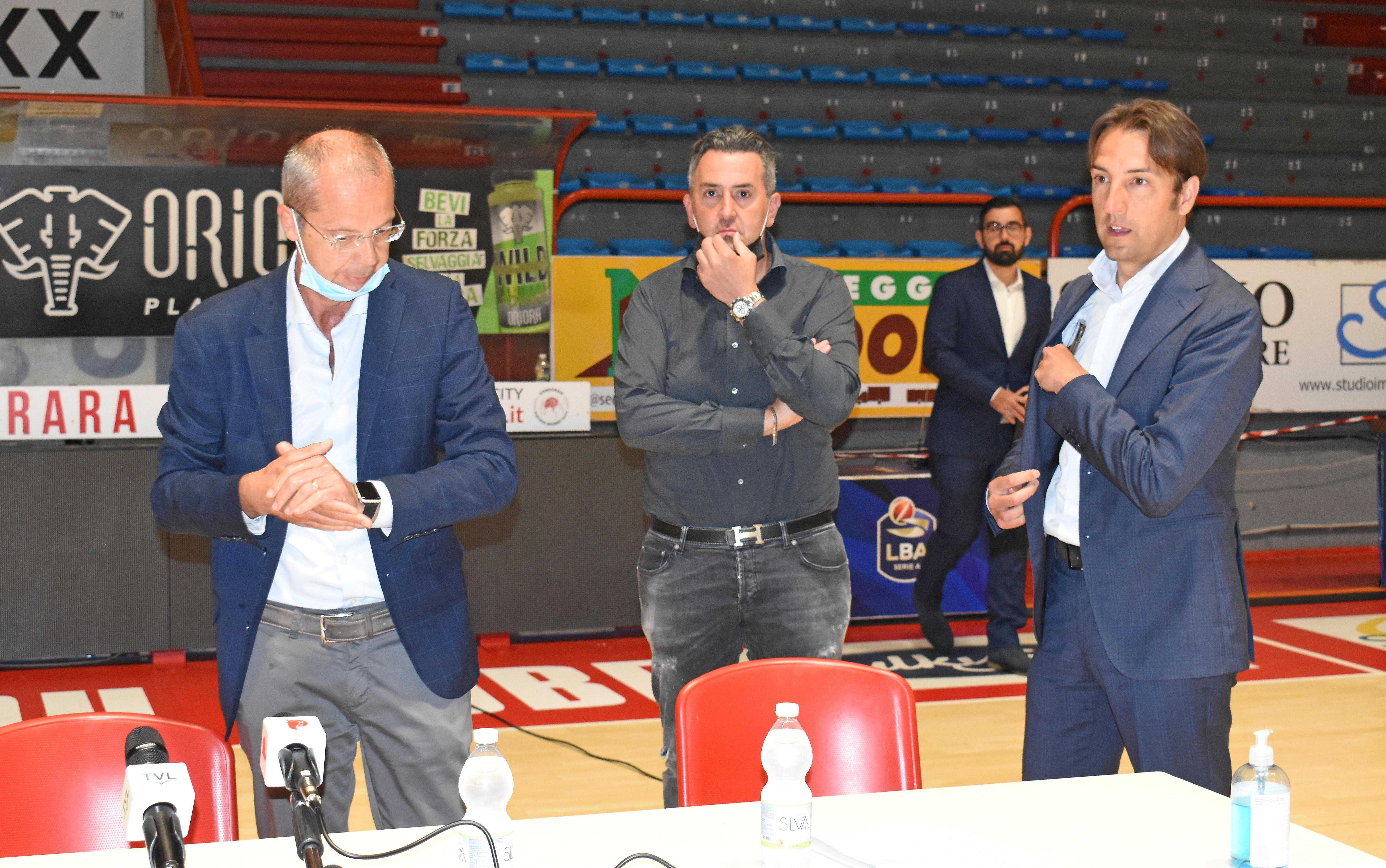 L'inizio della conferenza stampa con Capecchi, Caso e Peluffo (Foto Gori)