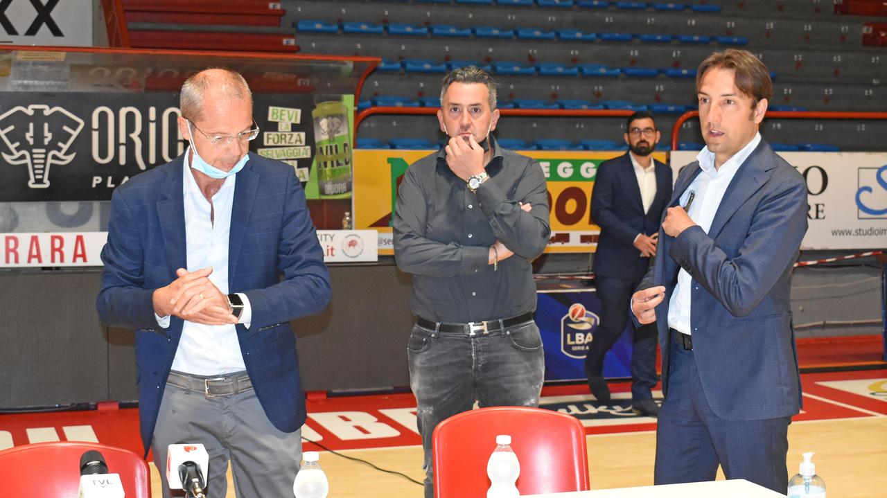 L'inizio della conferenza stampa con Capecchi, Caso e Peluffo (Foto Gori)