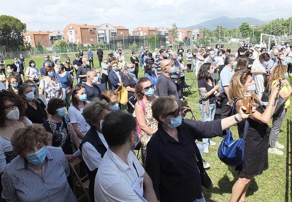 Il giardino della chiesa strapieno di fedeli per l’ultimo saluto a monsignor Battaglini 