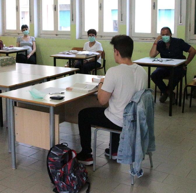 Uno studente durante la prova al liceo scientifico Barsanti e Matteucci di Viareggio (foto Ciurca/Paglianti)