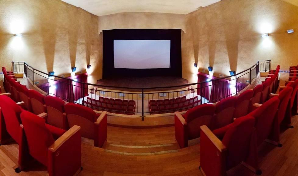 La sala da 240 poltroncine, che scendono a 80, del cinema teatro Città di Villafranca