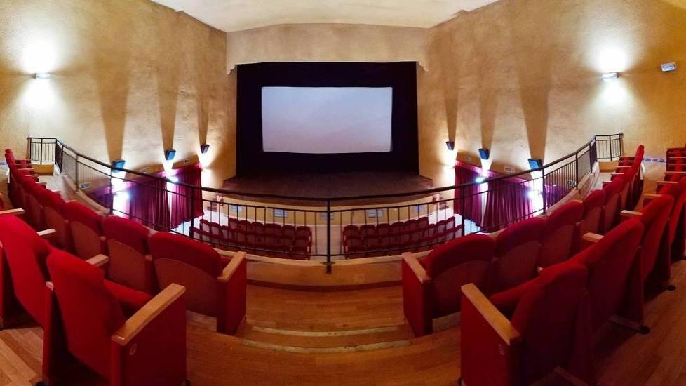 La sala da 240 poltroncine, che scendono a 80, del cinema teatro Città di Villafranca