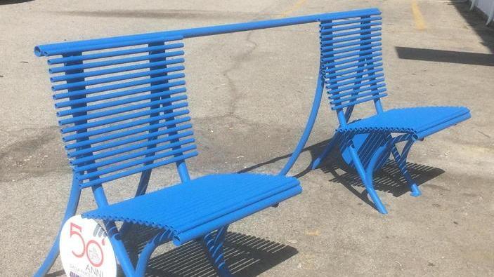 Una delle panchine inclusive donate dall’Avis alla comunità