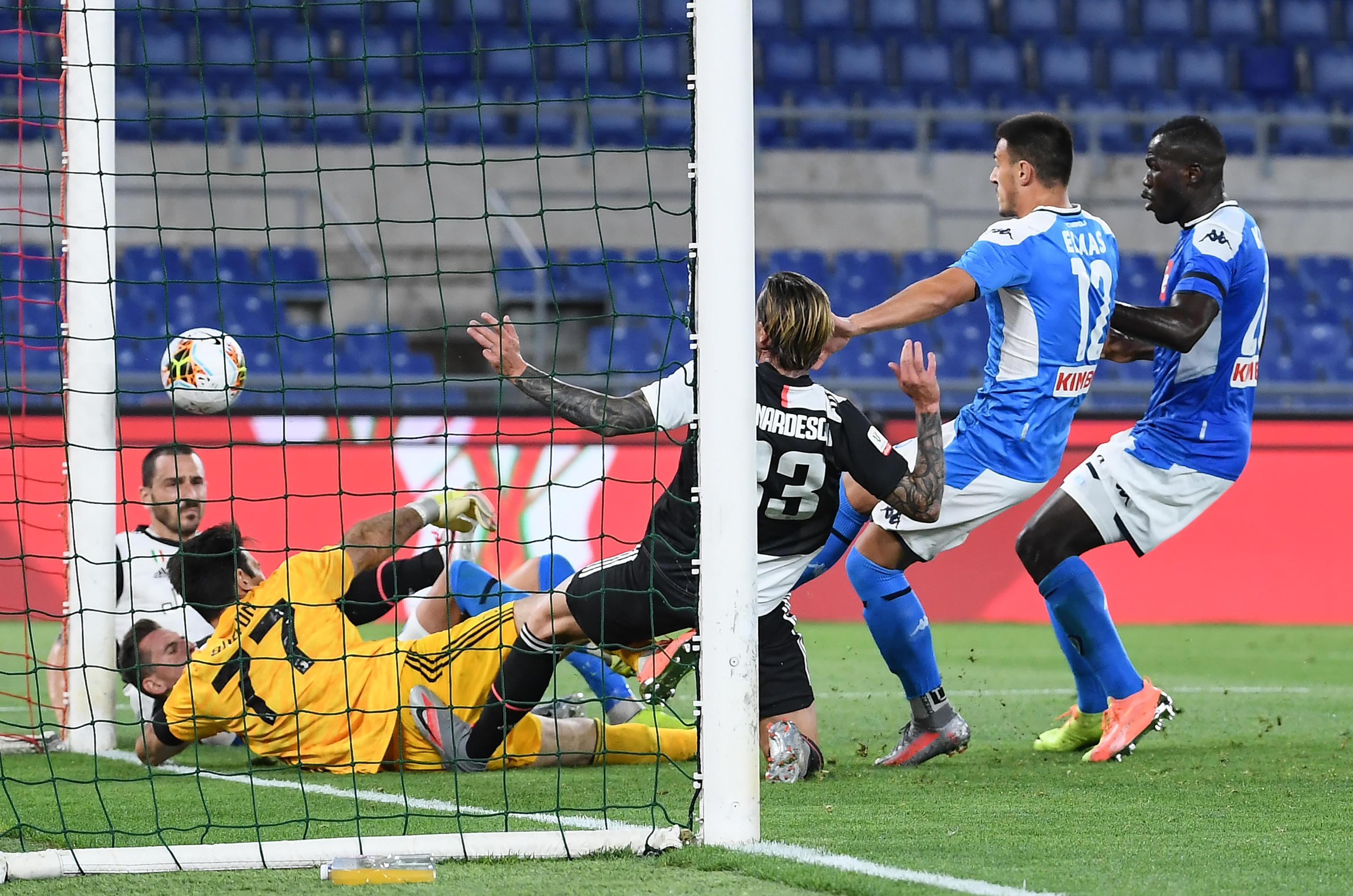 Il palo colpito dal Napoli al 90'