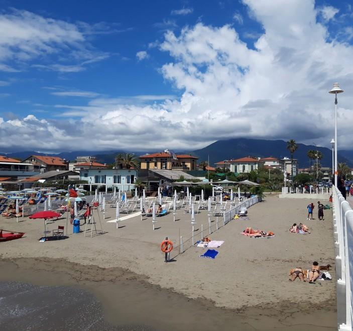 La spiaggia al pontile prima viene occupata e poi liberata