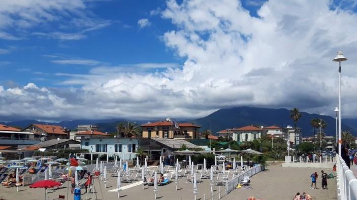 La spiaggia al pontile prima viene occupata e poi liberata