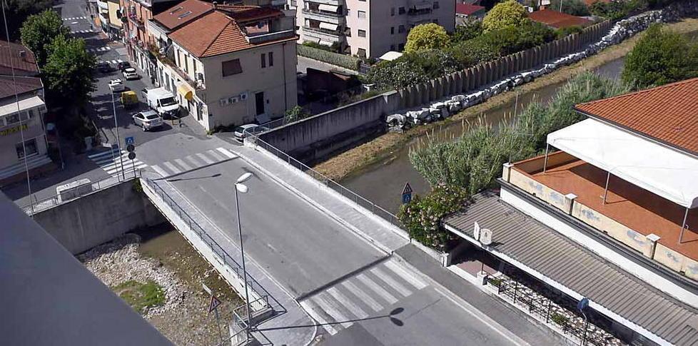Ponte di Avenza: «Stop al traffico per soli due mesi»