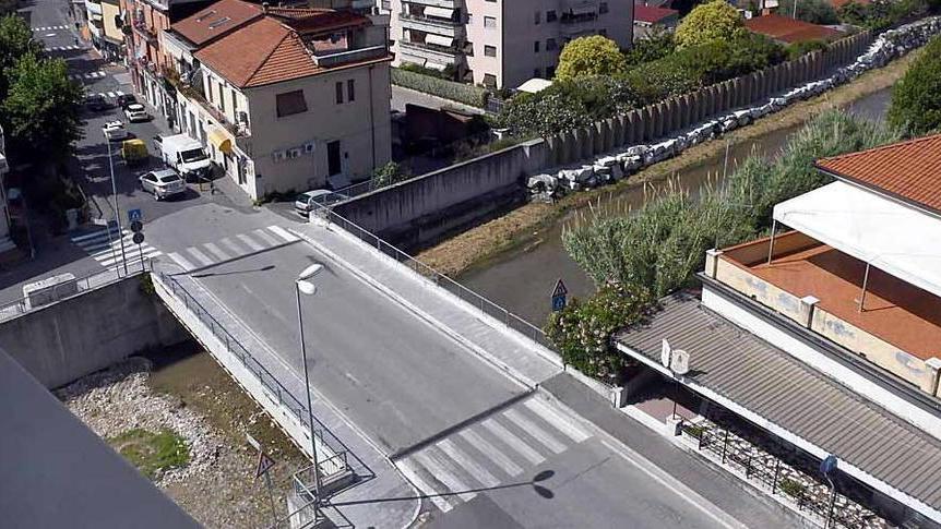 Ponte di Avenza: «Stop al traffico per soli due mesi»