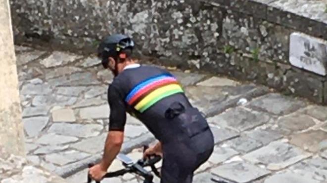 Re Leone si inerpica sulla via della Pieve