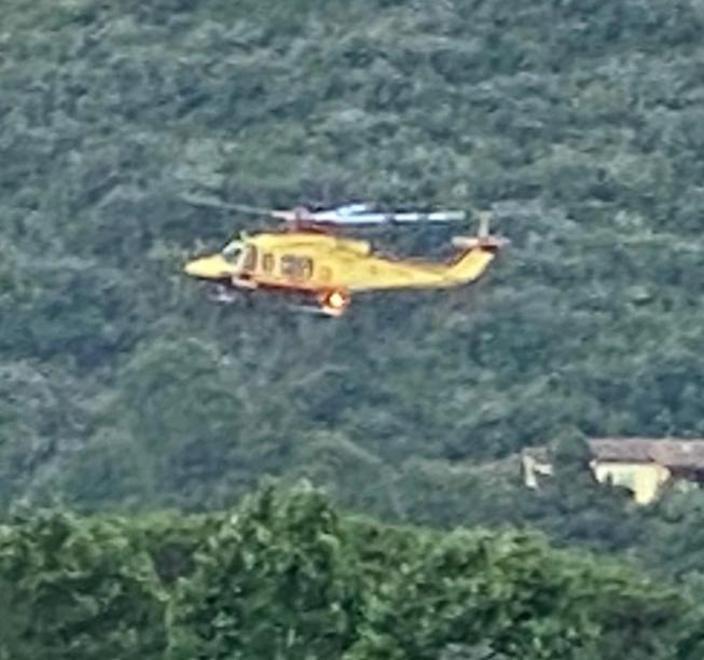Operaio rimane schiacciato tra il furgone e il muro di una casa 