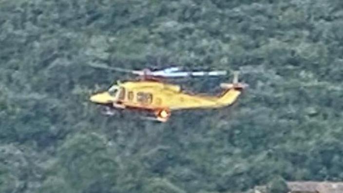 Operaio rimane schiacciato tra il furgone e il muro di una casa