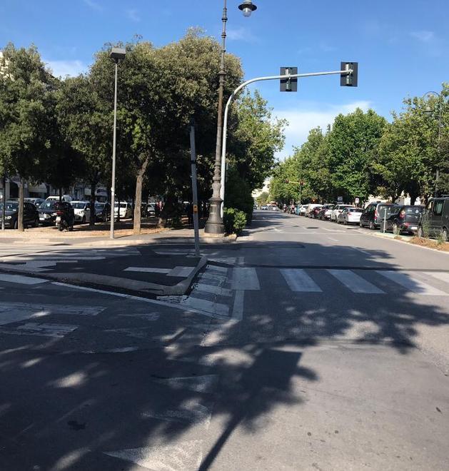 Semaforo fuori uso su viale Carducci 