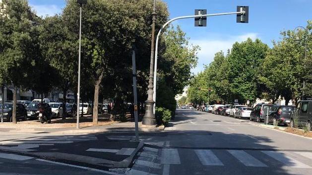 Semaforo fuori uso su viale Carducci