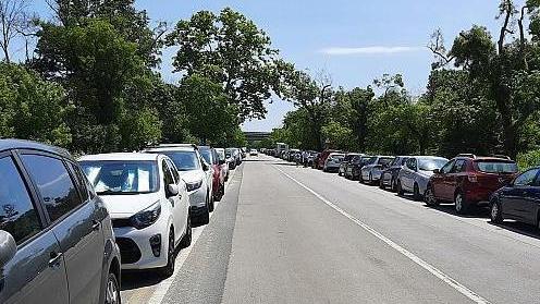 Pista ciclabile chiusa per la sosta delle auto