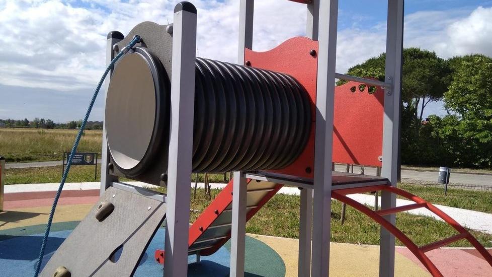 Riparato lo scivolo danneggiato dai vandali nel parco Vernizzi