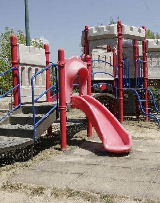 I bambini tornano su scivoli e altalene con gel e mascherine 