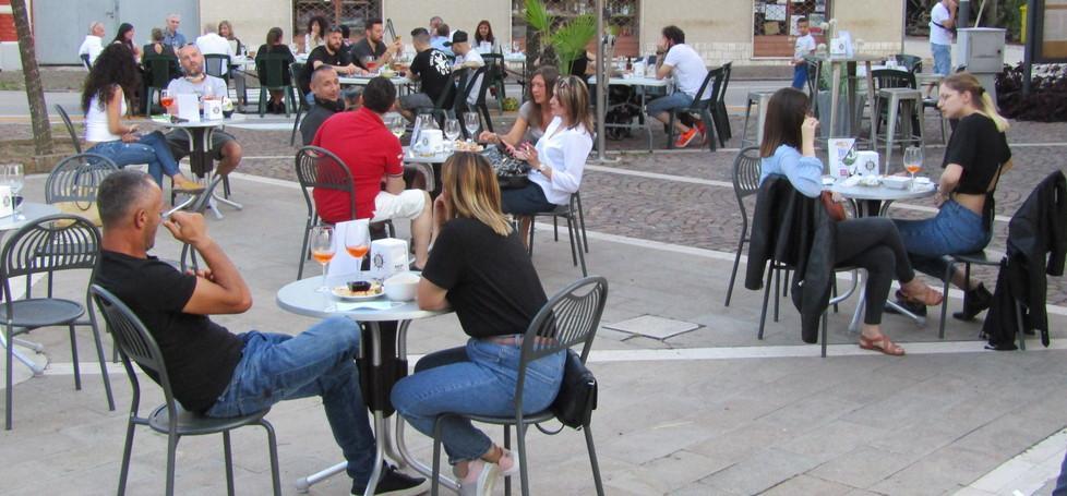 La piazza diventa un grande dehors Buona la prima