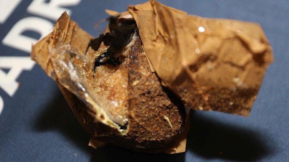 Trovano un bagaglio aereo pieno di droga e smantellano un traffico internazionale