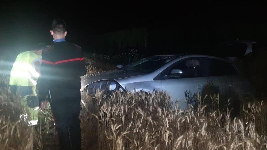 Assalto col piccone alla filiale Emil Banca poi la fuga con incidente nei campi