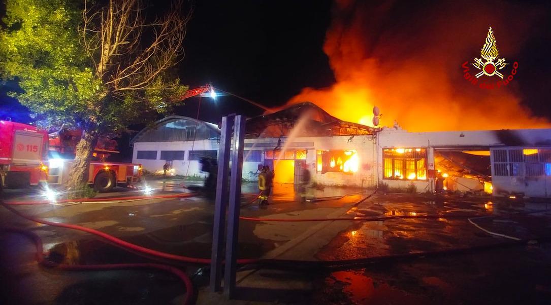 Due capannoni in fiamme nella notte a Sesto Fiorentino - Video 