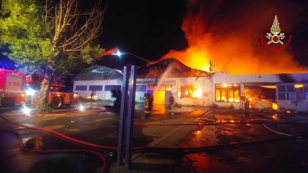 Due capannoni in fiamme nella notte a Sesto Fiorentino - Video