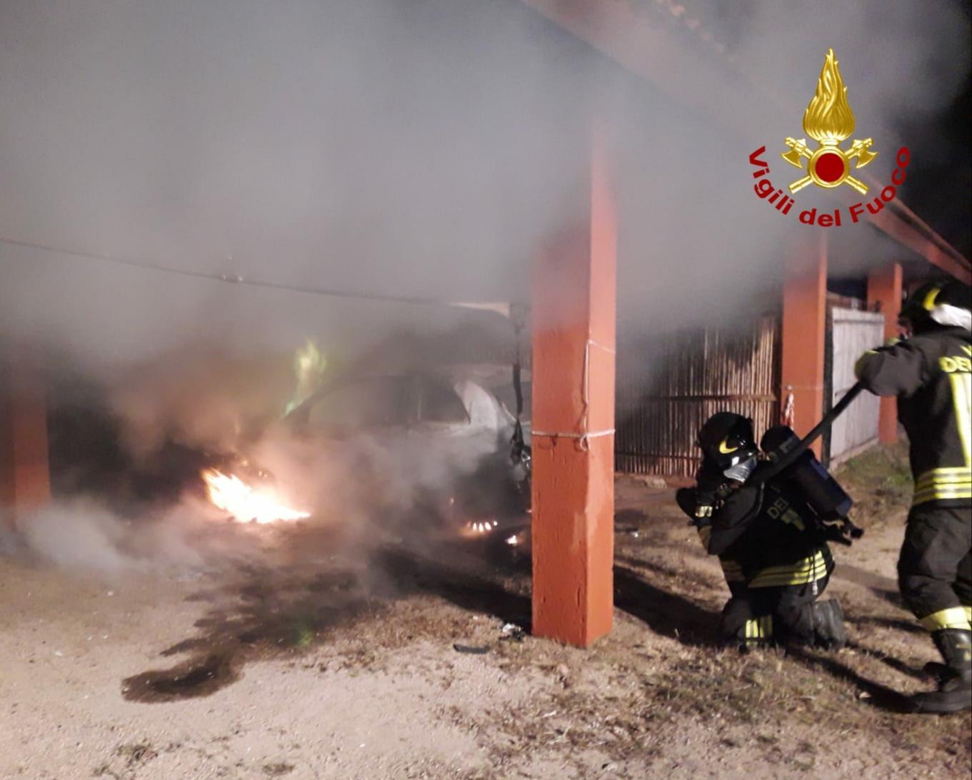 Incendio a Valledoria, distrutta un'auto nel camping La Foce