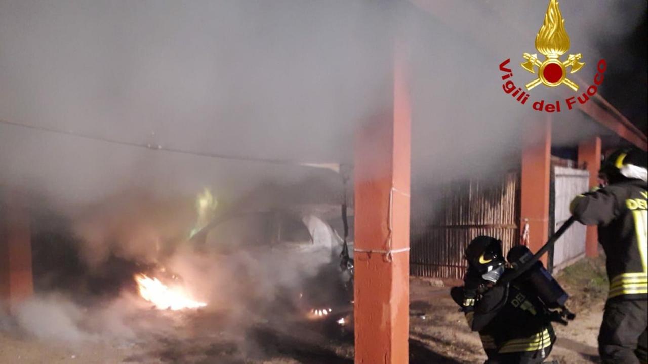 Incendio a Valledoria, distrutta un'auto nel camping La Foce