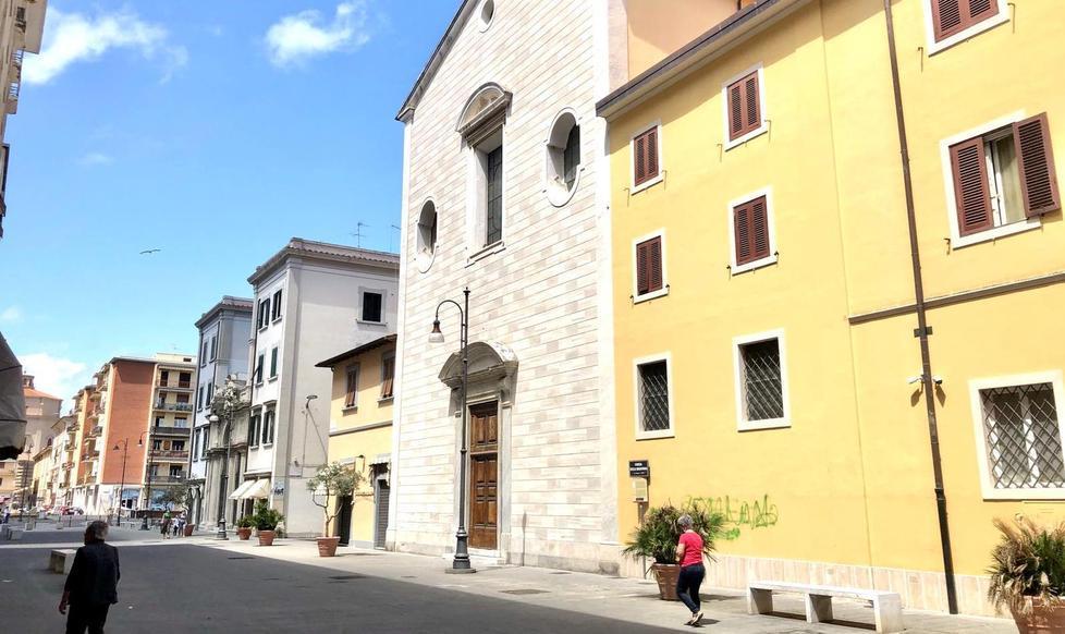 Ruba in chiesa e scappa travolgendo due agenti: scovato in un garage 