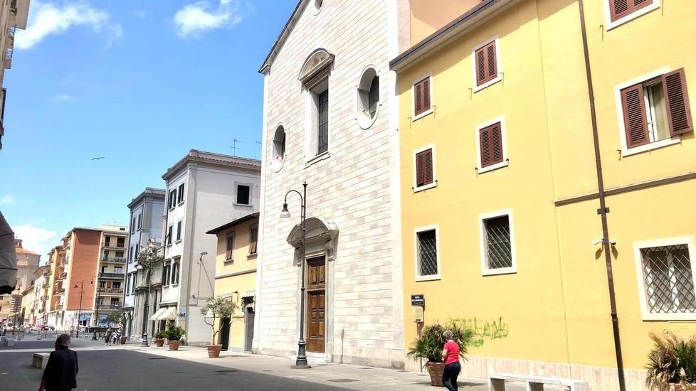 Ruba in chiesa e scappa travolgendo due agenti: scovato in un garage