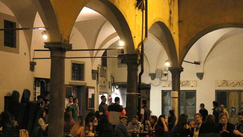 Scorribande notturne in Borgo Stretto, residenti esasperati: è terra di nessuno