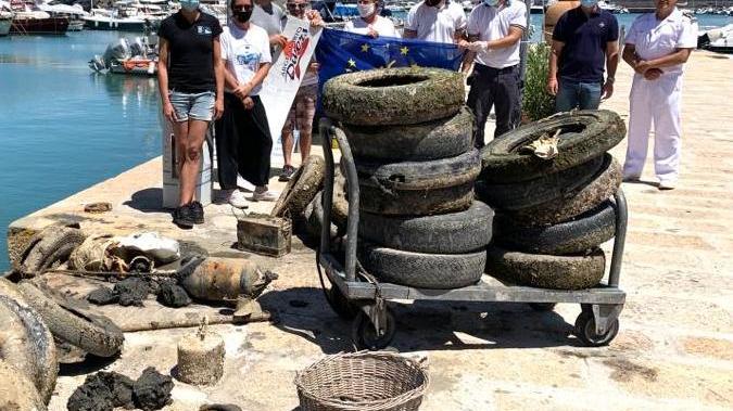 Operazione Spazzamare: via dai fondali 400 chili di rifiuti