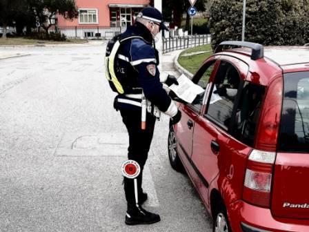 Guidano auto con targa bulgara e accumulano decine di multe